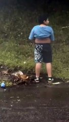 Un nene bajó del auto a orinar y un camión mató a su familia