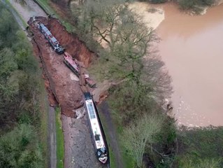 Schiffe verschluckt: Riesen-Erdfall reißt Kanal auf