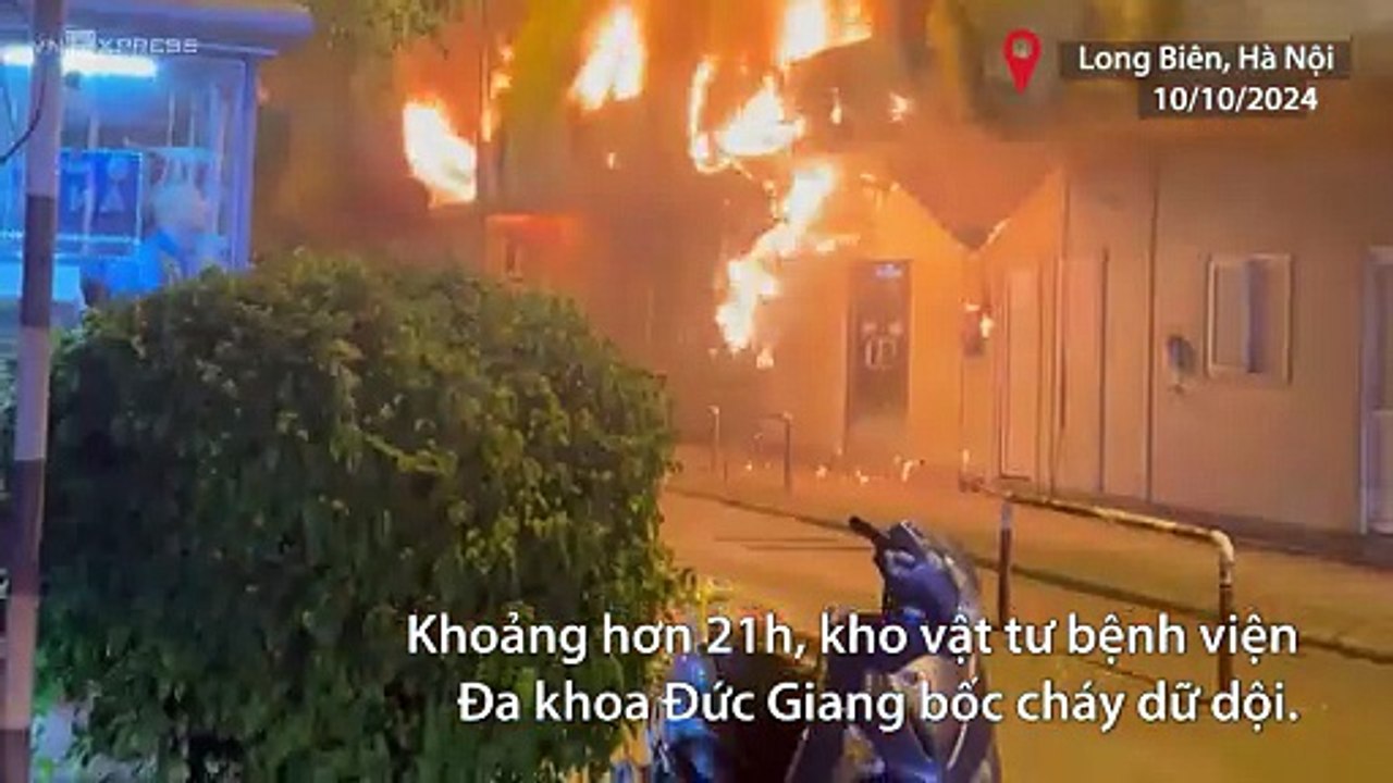 Lửa thiêu rụi kho vật tư của Bệnh viện Đức Giang