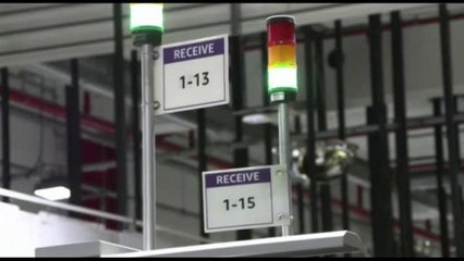 Nel magazzino Amazon dove robot e AI prevedono il regalo di Natale