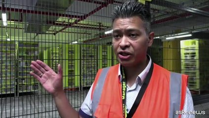 Nel magazzino Amazon dove robot e AI prevedono il regalo di Natale