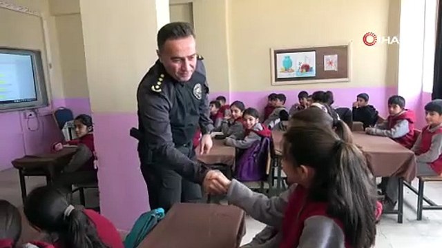 Ağrı'da polis sadece kalpleri değil ayakları da ısıttı