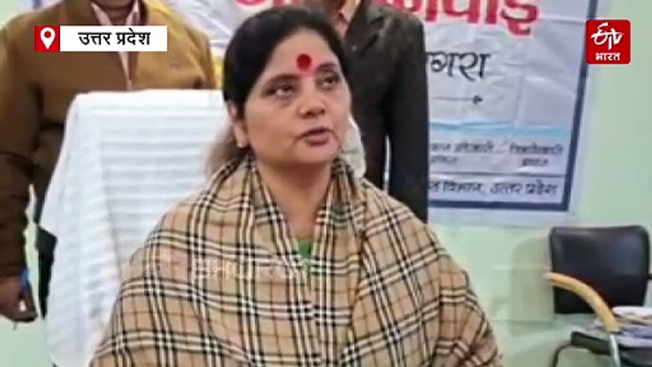 आगरा में जनसुनवाई में महिला बेहोश; महिला आयोग की अध्यक्ष ने भिजवाया अस्पताल, बोलीं- आधा भारत कब्जा किये हुए हैं बांग्लादेशी