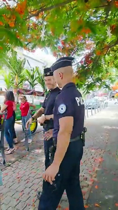 Le Père Noël fait escale à l’hôpital de Saint-Pierre avec l’aide de la Police nationale