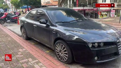 Antalya'da park halindeki yaklaşık 20 aracın lastikleri kesildi