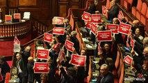 Ok del Senato su maxiemendamento manovra, Pd protesta in aula