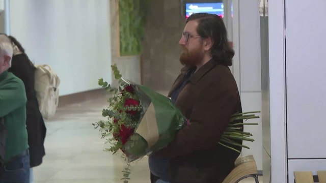 El momento más emotivo de las Navidades: el emocionante encuentro reencuentro de los familiares