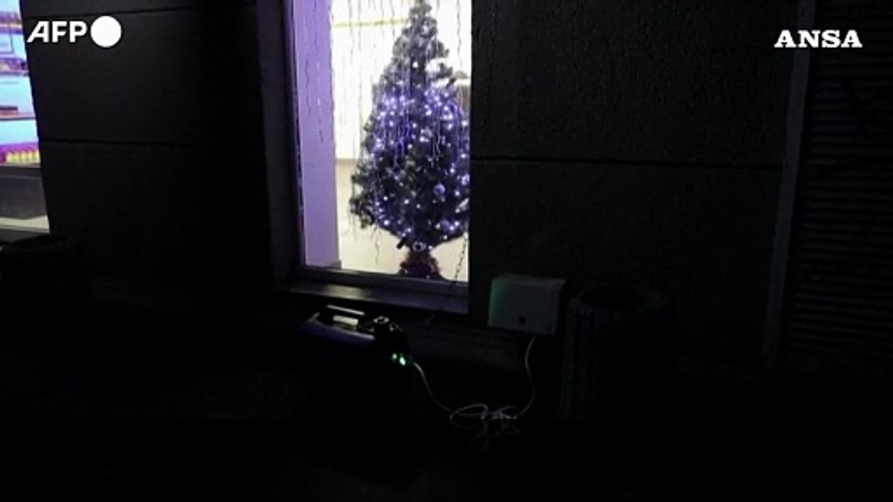 Ucraina, gli abitanti di Odessa al buio per i blackout: "Non ci arrendiamo"