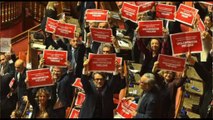Ok del Senato su maxiemendamento manovra,protesta opposizioni in aula