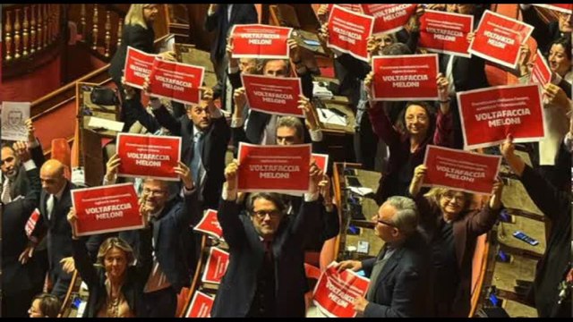 Ok del Senato su maxiemendamento manovra,protesta opposizioni in aula