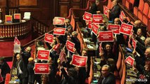 Ok del Senato su maxiemendamento manovra,protesta opposizioni in aula