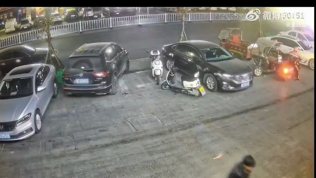 Il lance son pétard au pire endroit... Boooom