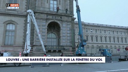Regardez la grille de protection a été installée,  sur la porte-fenêtre de la galerie d'Apollon du Louvre, empruntée par les cambrioleurs lors du spectaculaire vol de bijoux du 19 octobre