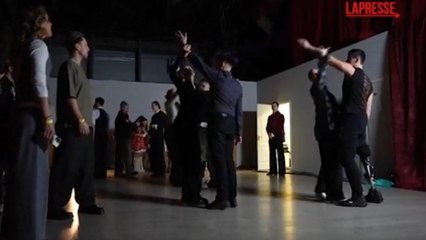 In Ucraina va in onda una puntata speciale di «Ballando con le stelle» con protagonisti gli eroi della guerra: il video