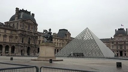 El Museo del Louvre instala una reja de seguridad en la ventana del robo de octubre