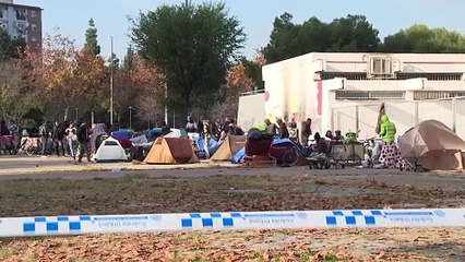 El Govern catalán y entidades realojan a desalojados del instituto B9