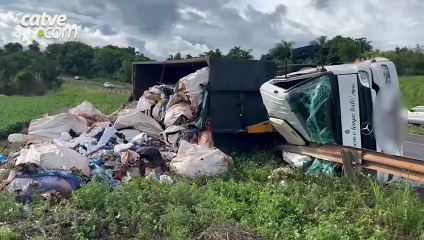 Caminhão caçamba tomba às margens da BR 163 em Cascavel