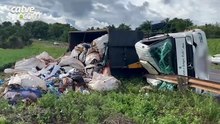 Caminhão caçamba tomba às margens da BR 163 em Cascavel