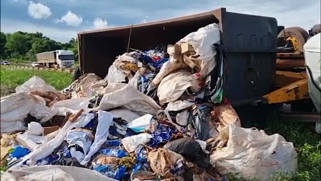 Caminhão carregado com recicláveis tomba sobre guard-rail e condutor fica ferido na BR-163 em Cascavel