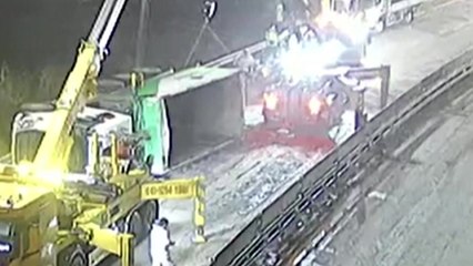 빗길 미끄러진 화물차에 승용차 추돌...2명 경상 / YTN