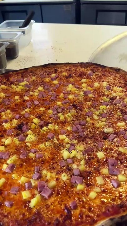 Pineapple on pizza 😮‍💨😮‍💨