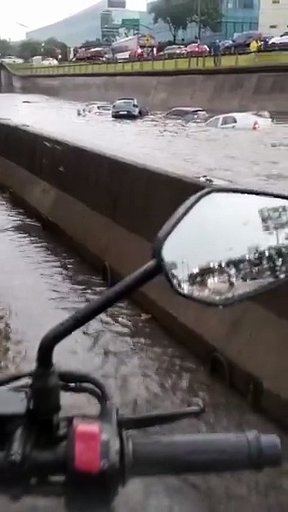 Un piletón y autos tapados por el agua en Panamericana  por el temporal en AMBA
