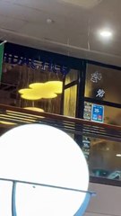 Así filtraba la lluvia dentro del shopping "Unicenter", en medio de las compras navideñas por el temporal en AMBA