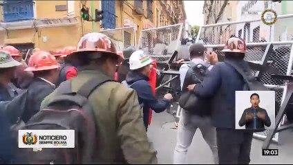 Seis policías resultan heridos tras enfrentamiento con mineros en plaza Murillo
