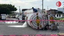 Vuelca pipa con más de 30 mil litros de gasolina tras caer en socavón en Veracruz
