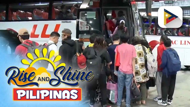 Ilang biyahero, maagang nagpunta sa mga bus terminal sa Cubao para makauwi at magbakasyon sa probinsya; LTFRB, nagkaloob ng special permit sa ilang pampasaherong bus | ulat ni Vel Custodio