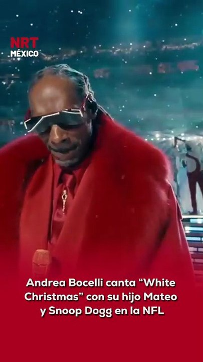 🏈✨ #AndreaBocelli interpretó “White Christmas” junto a su hijo Mateo Bocelli, acompañados nada menos que por Snoop Dogg, durante el medio tiempo del juego de Navidad.