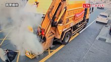 危險！香灰整袋丟垃圾車瞬間爆開 清潔隊員被粉塵覆蓋