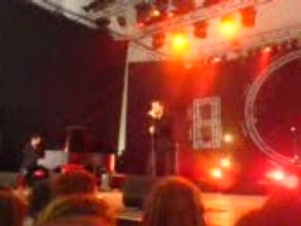 Aaron reprise de "Bachelorette" de Björk