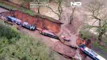Reino Unido: vídeo mostra barcos engolidos por cratera gigante em Shropshire