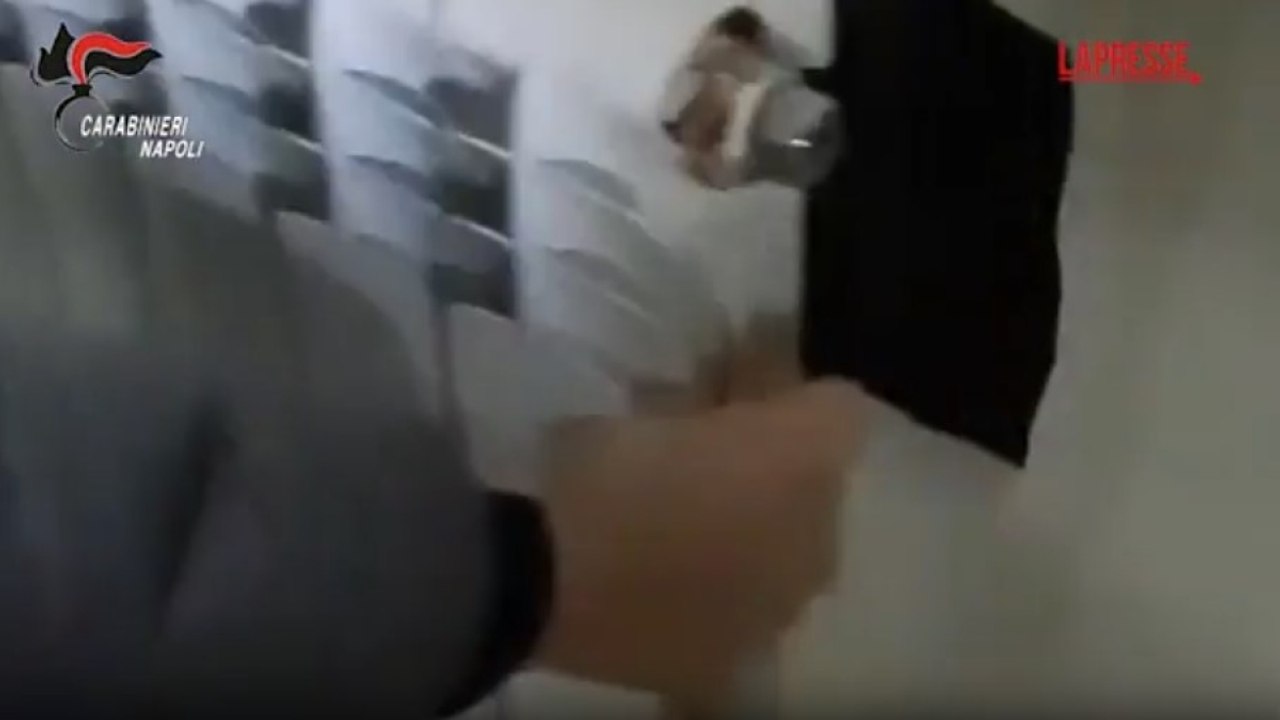 Ecco dove si nascondeva il latitante Ciro Andolfi: il bunker nascosto dietro un termosifone