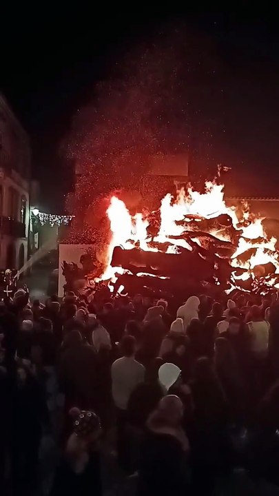 Mantém-se 'acesa' tradição de Natal em Penamacor. Madeiro já arde