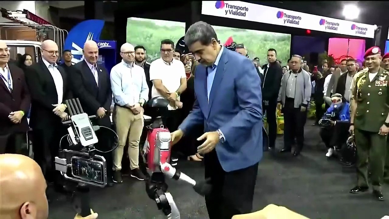 Em clima de tensão com EUA, Maduro dança com ro...