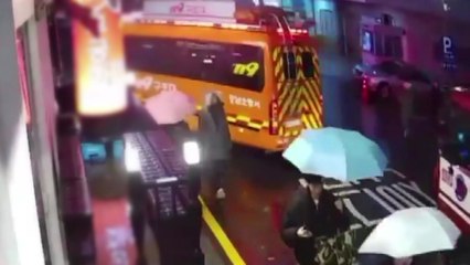 강남 한복판 카페에서 소화기 세례...70여 명 대피 / YTN