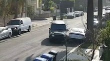 Tentano di rapinarle la casa, lei li investe con l’auto: il video da Los Angeles