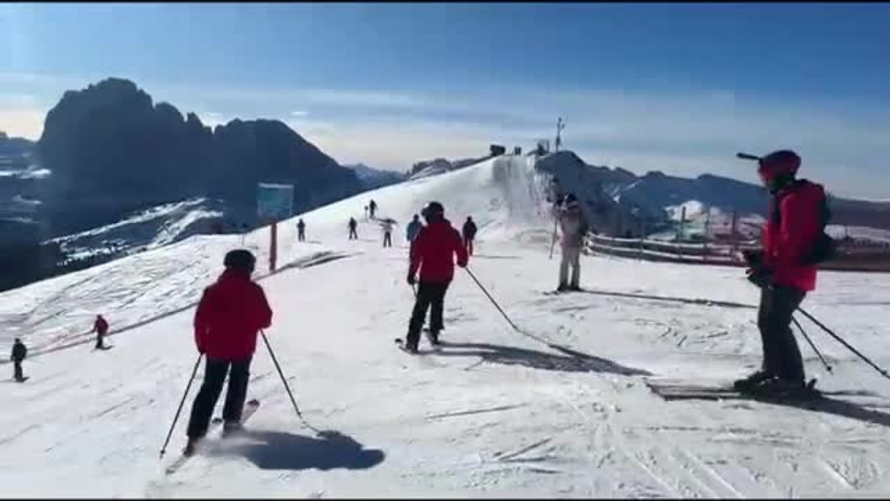La scorta dell'emiro del Qatar a lezione di sci in Val Gardena: le immagini della discesa a spazzaneve dietro al maestro-carabiniere