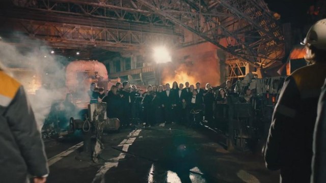 Il coro ucraino canta la celebre «Carol of the bells» nella centrale elettrica bombardata dai russi | Il video