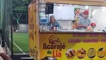 Atendimento em trailer de acarajé termina em pancadaria: "Piranha é você"; assista