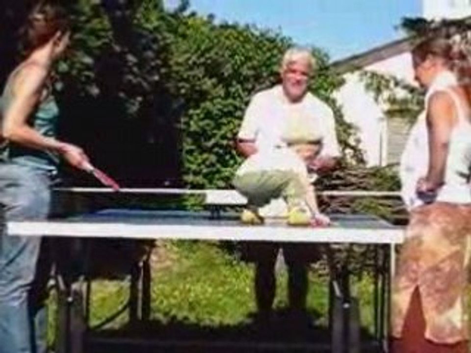 Clément joue au ping-pong
