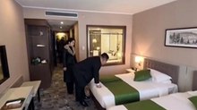 Kim Jong-Un inaugura un hotel di lusso: insieme alla figlia va stanza per stanza a testare i materassi