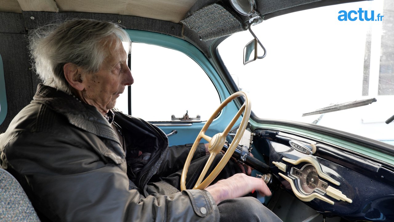 À 93 ans, Roger conduit toujours ses voitures de collection
