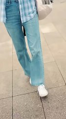 On the first day of school, a poor female college student was hit by a million-dollar luxury car from the school grass, not only unscathed, but also unexpectedly awakened