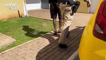 Homem é detido por furto após ser flagrado com carrinho de mão e baterias de caminhão