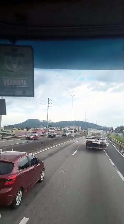 Vídeo mostra momento de acidente com carro na c...