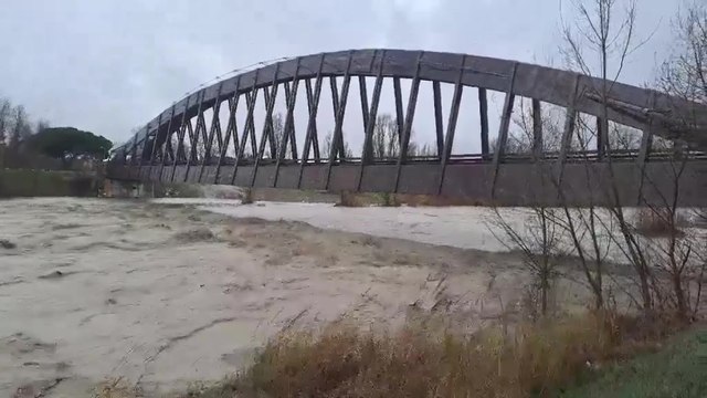 Maltempo in Emilia Romagna: si alza il livello del fiume Marecchia a Rimini | Il video