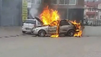 Otomobilin alev alev yandığı anlar kamerada